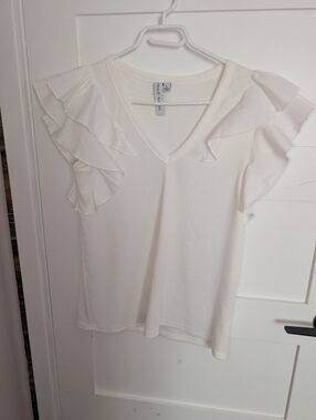 Nwot Ruffled V-Neck Women’s Top - White